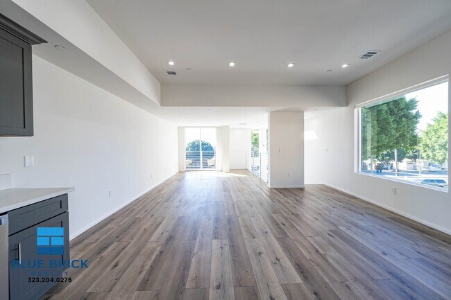 Building Photo - 5241 Huntington Dr N