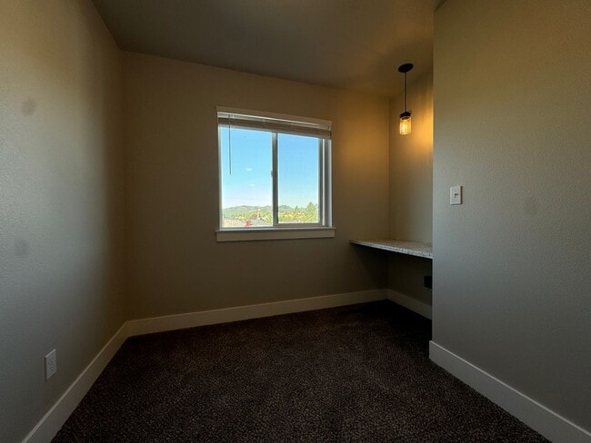 Building Photo - Beautiful 3 Bedroom 2 Story Home in Cul de...