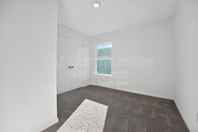 Building Photo - 582 Gabbro Gdns