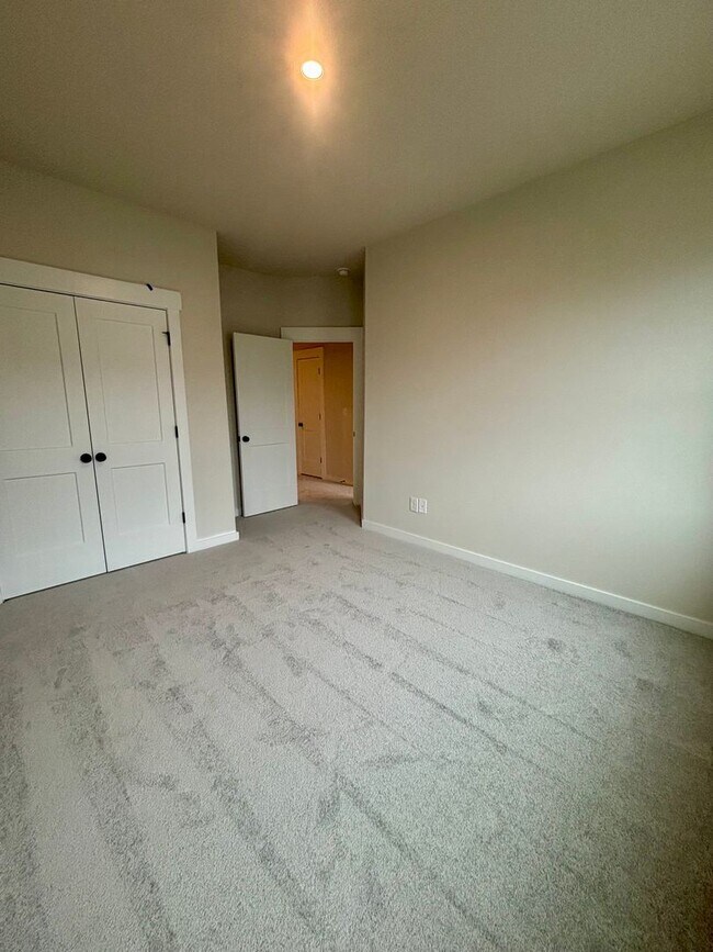 Building Photo - Beautiful, New Construction Townhouse in G...