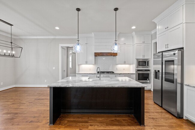 Building Photo - **Luxury 4/4 with Fenced in Yard**
