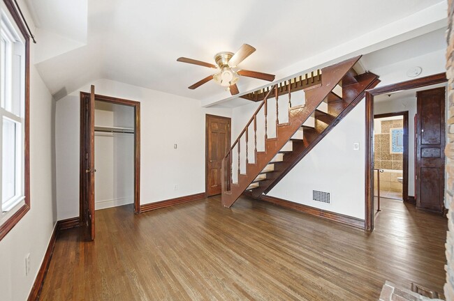 Building Photo - 2 Bedroom, 2 Bath Townhome located directly across from Franklin Park Conservatory