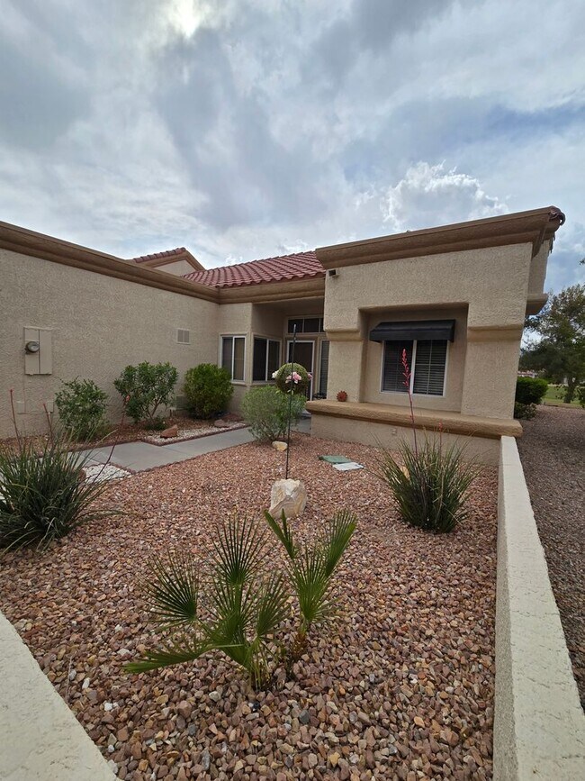 Building Photo - Fully Furnished single story 2 bed 2 bath ...