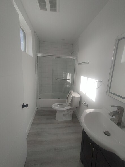 Building Photo - 1575 W 37th Plz