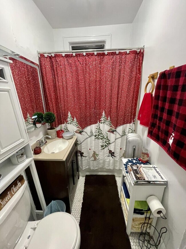 Building Photo - 1 bedroom in Chicago IL 60657