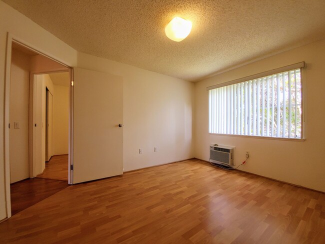 Building Photo - Available May 12, 2025 | 2 Bedroom, 2 bath...