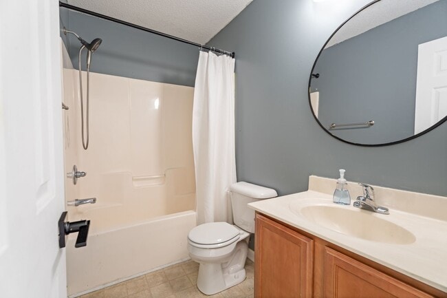 Building Photo - Move-In Ready Townhome Near Camp Lejeune