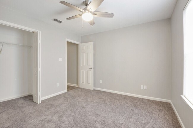 Building Photo - 3BR/3BA townhome with new painting and sta...