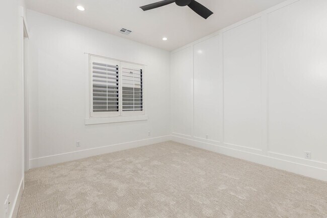 Building Photo - 6 bedroom with RV Garage and Hot Tub