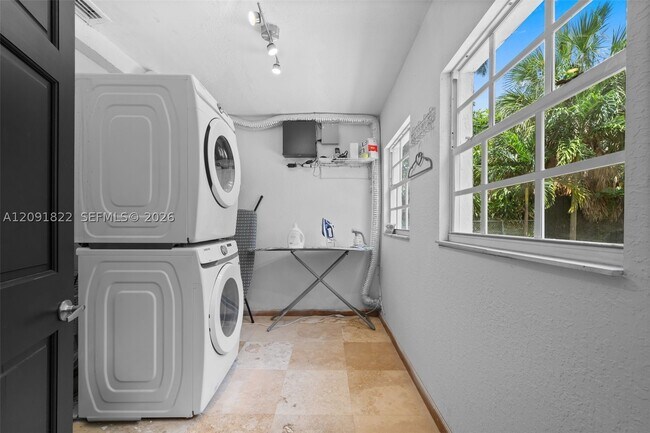 Building Photo - 1308 Seabreeze Blvd