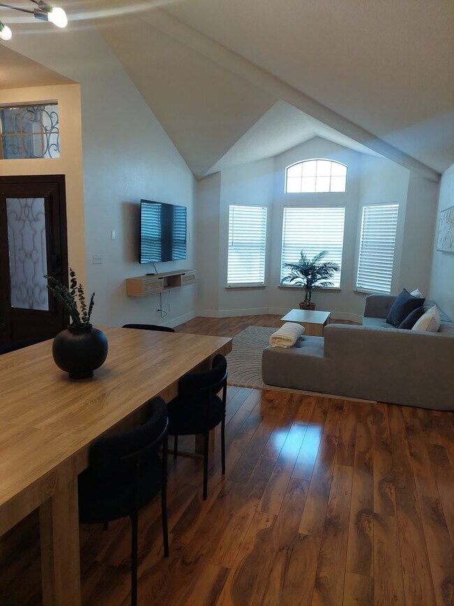 Building Photo - 4 BEDROOM 2 BATHROOM HOME 3 CAR GARAGE HOM...