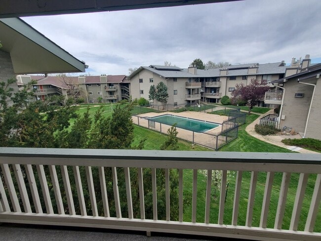 Building Photo - Recently Updated and Spacious 1B / 1B Available for June!