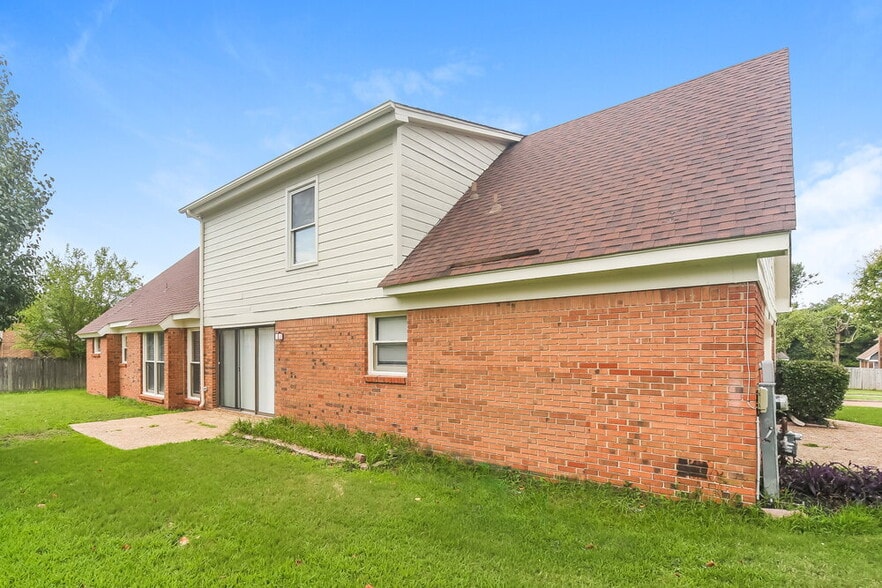 Building Photo - 5000 W Old Farm Rd