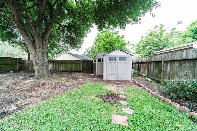 Building Photo - 10746 Lakewood Oaks Dr