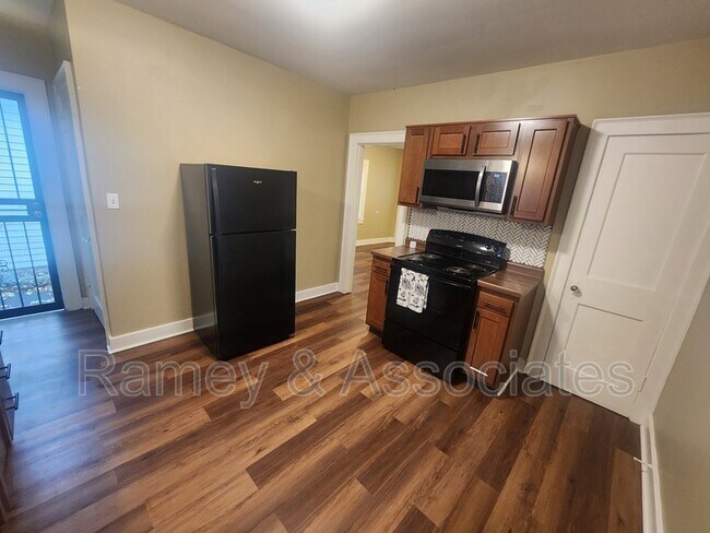 Building Photo - 1772 W Gaulbert Ave