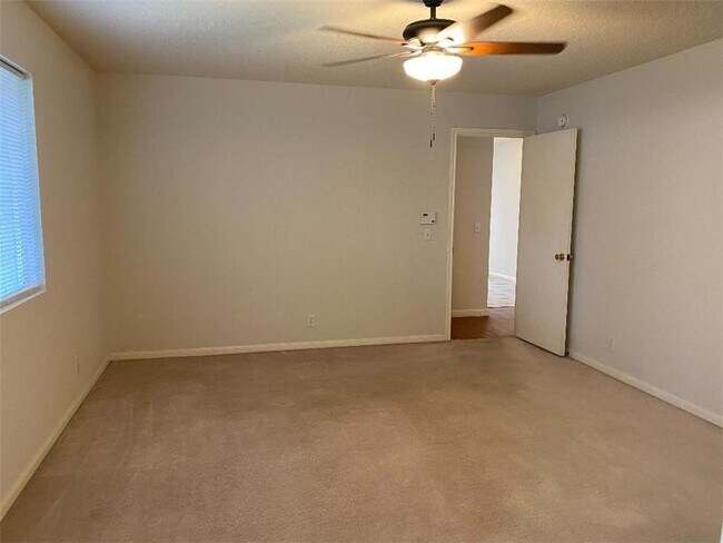 Building Photo - 4000 Barlow Dr
