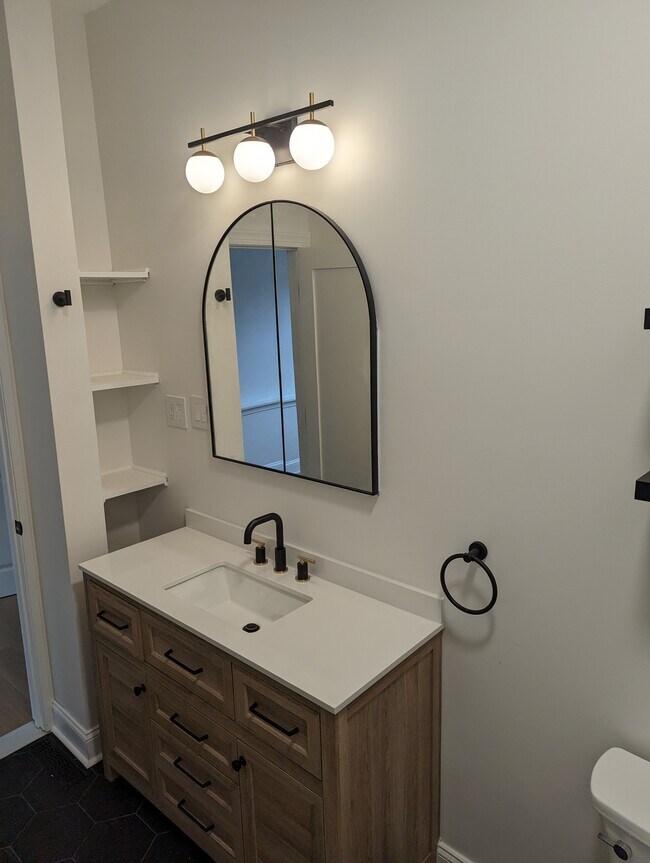 Building Photo - 615 E Thompson St