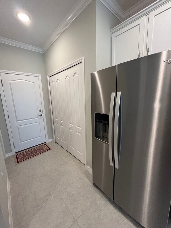 Building Photo - Like-New Lakefront Home in Sawmill Creek