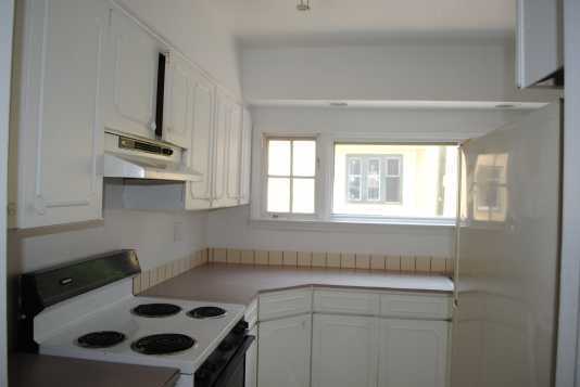 Building Photo - Spacious and Bright 3 Bedroom Townhouse