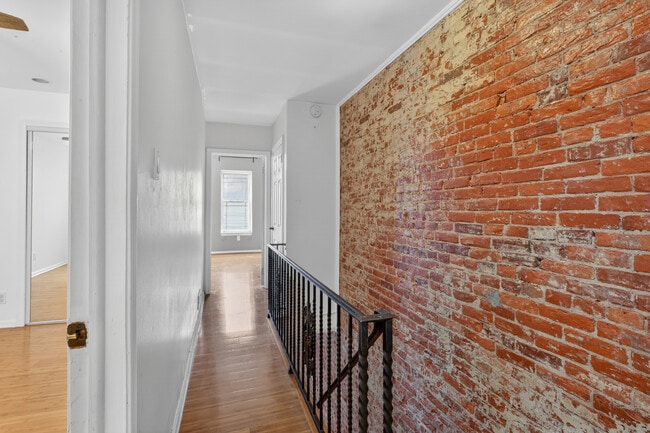 Building Photo - 419 McClellan St