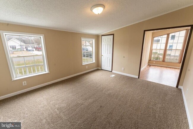 Building Photo - 1205 W 6th St