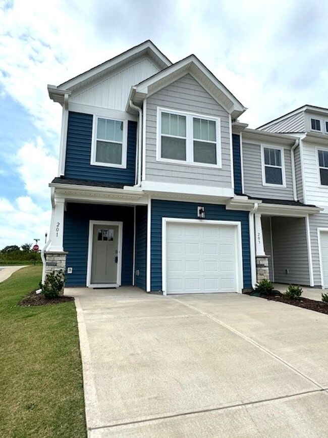 Building Photo - Gorgeous 3 Bedrooms-2.5 Baths - Prime Loca...