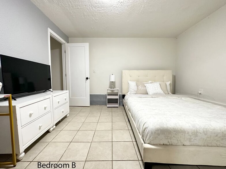 Room B - 5552 Fremont St