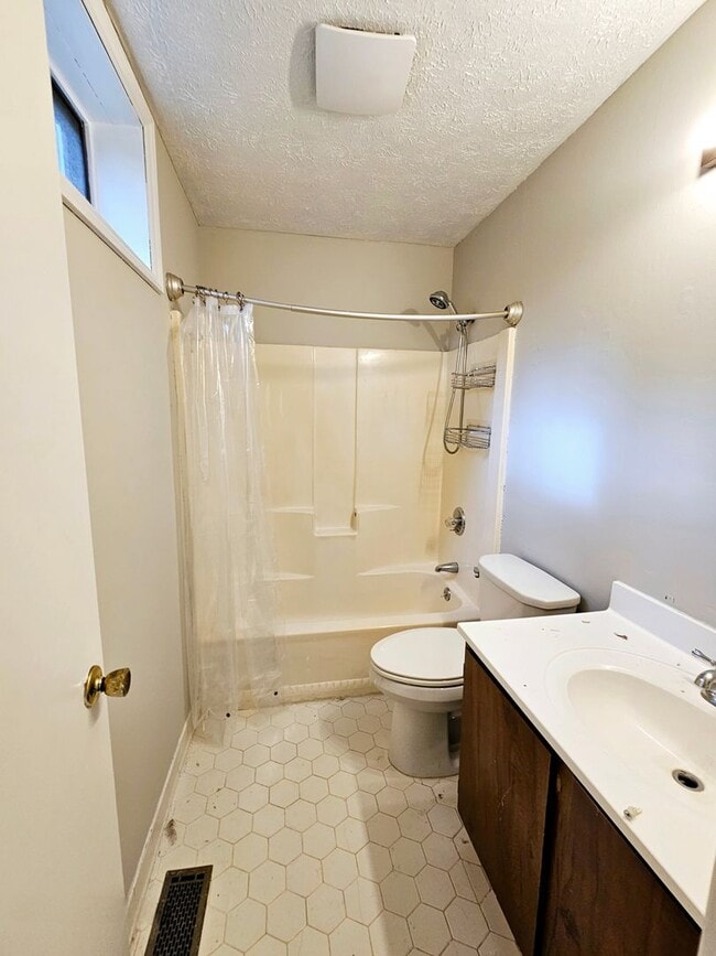 Building Photo - Charming & Spacious 3-Bed, 2-Bath Home in ...