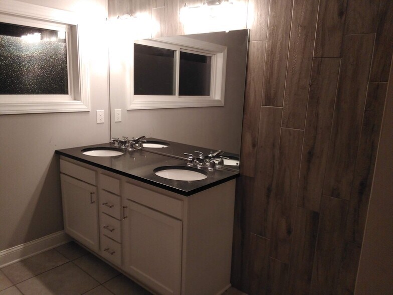 Master bath - 46 W Parkwood St