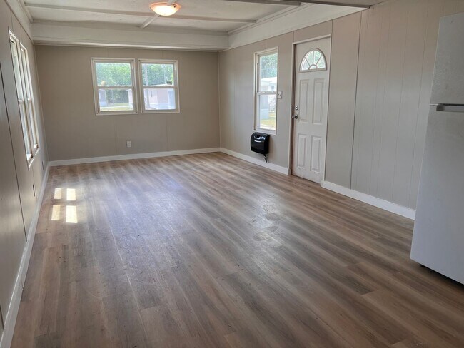 Building Photo - Welcome Home to Silver Lake