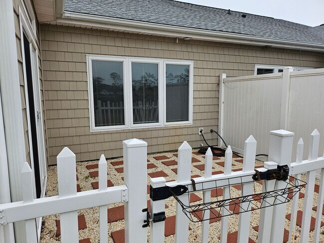 Building Photo - Southport - 3bedroom, 2 bath Townhouse