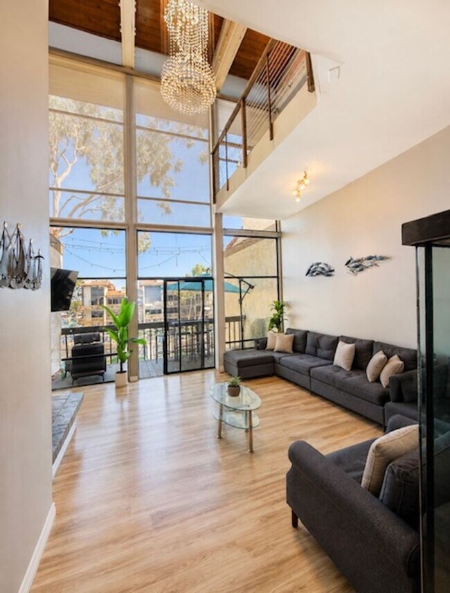 Building Photo - 7334 Marina Pacifica Dr N