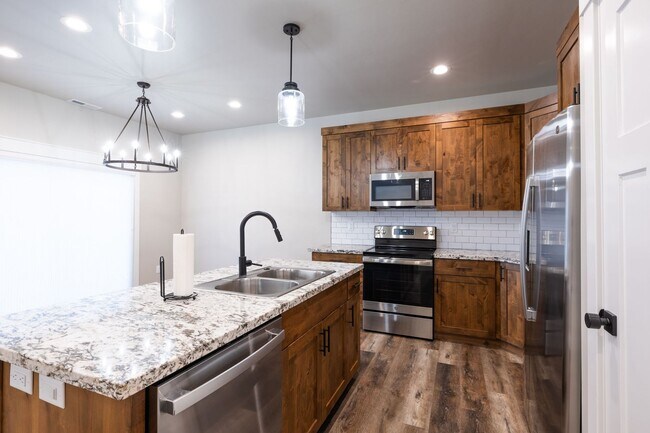 Building Photo - Beautiful 3 Bed, 2.5 Bath Townhome in Ashton