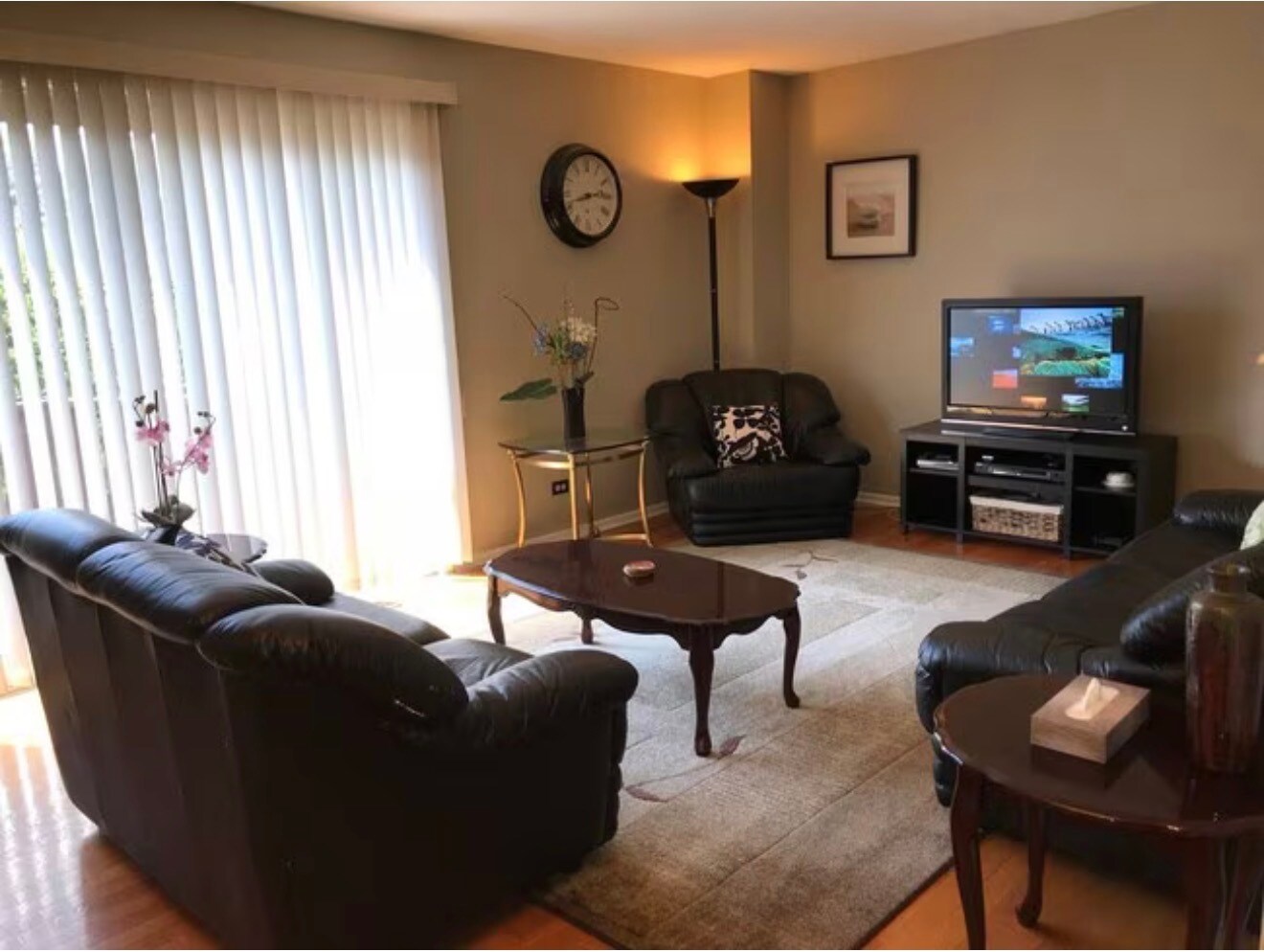 Fully furnished family room - 553 W Park Ave