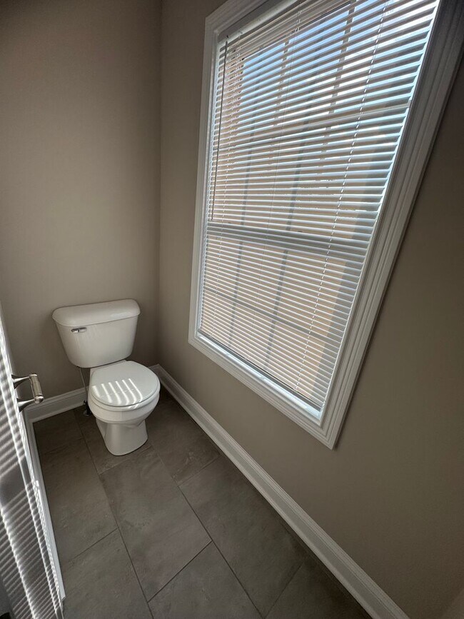 Building Photo - Stunning 4-Bedroom, 3-Bathroom Home – A Mu...