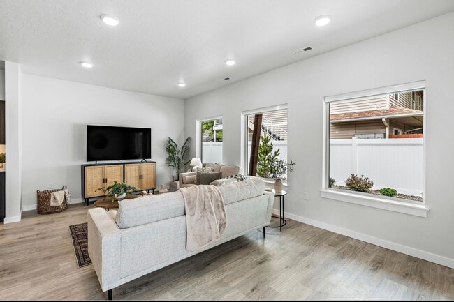 Building Photo - Boise 3 Bed 2.5 Bath 2 Car Garage Townhome AVAILABLE NOW!  $500 RENT CREDIT AT MOVE IN!