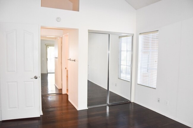 Building Photo - 8215 E White Oak Ridge