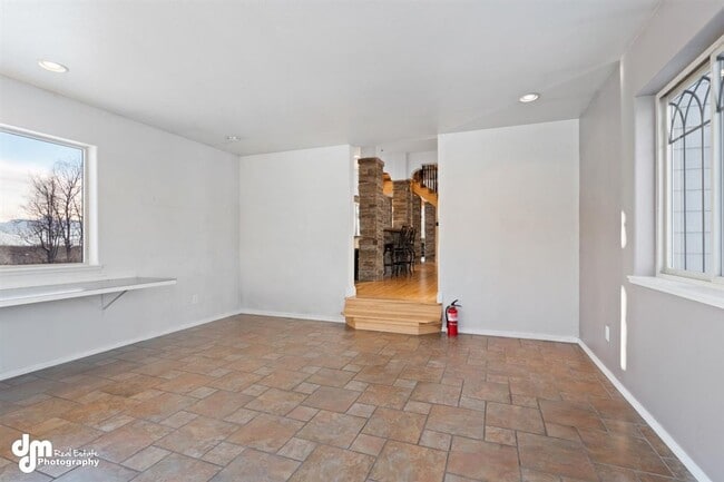 Building Photo - Gorgeous Palmer Home!