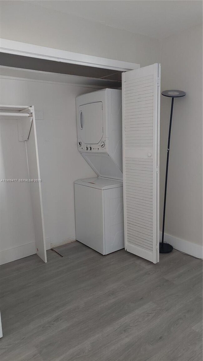 Building Photo - 2312 Van Buren St