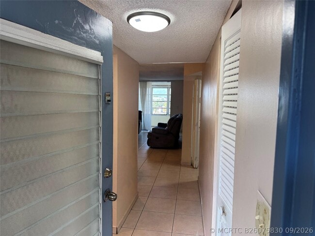 Building Photo - 2860 Somerset Dr