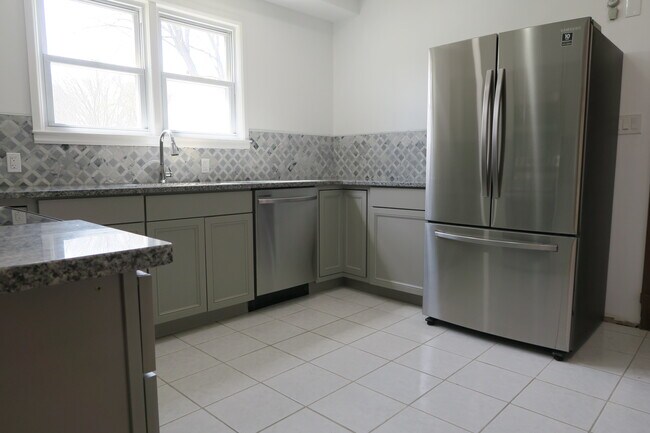 Primary Photo - 17 Easy St
