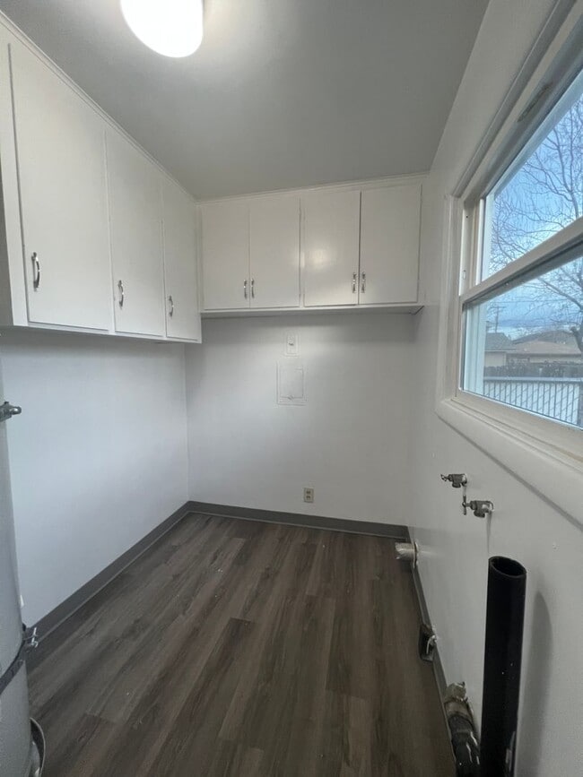 Building Photo - Charming three bedroom/one bath Medford Home | Available Now!