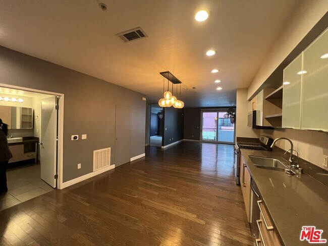 Building Photo - 1234 Wilshire Blvd