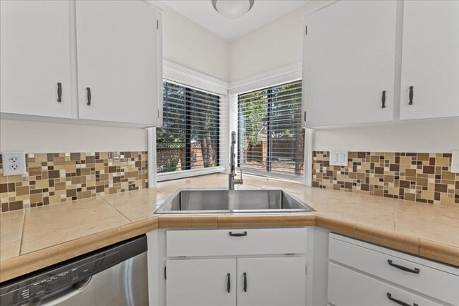 Building Photo - Beautifully Renovated 4-Bedroom, 2-Bath Ho...