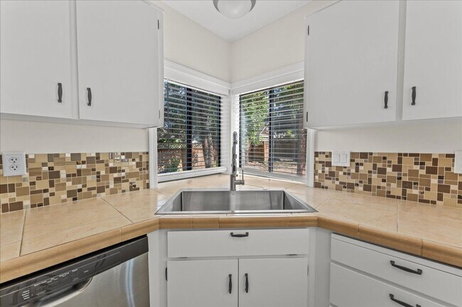 Building Photo - Renovated 4-bdrm, 2-bath Tualatin home—Corner lot, fenced yard, & prime location