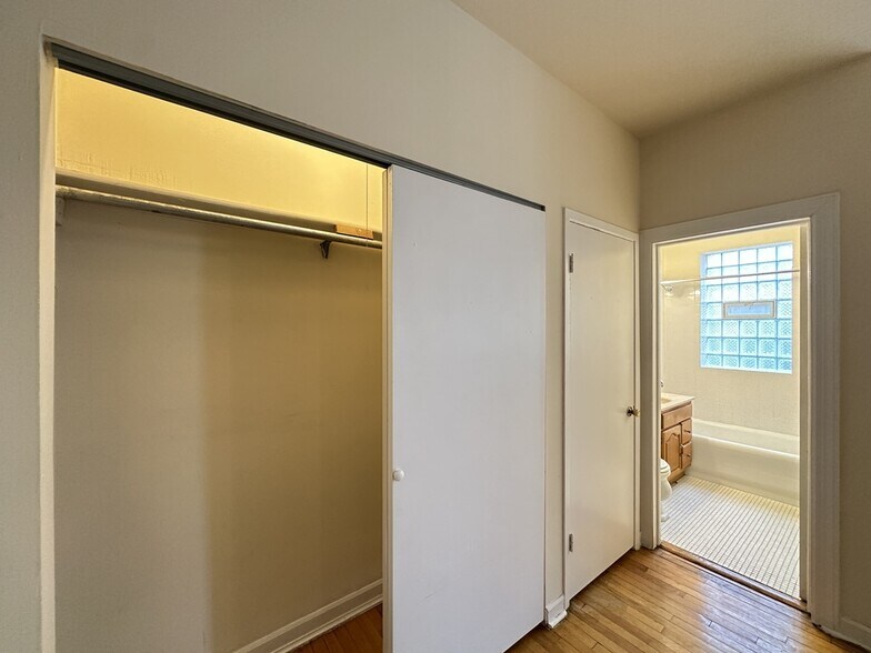 Building Photo - 1034 W George St