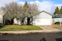 Building Photo - 3 bed 2 bath Big Garden, Close to park and...
