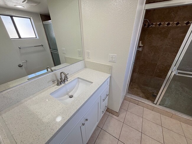 Building Photo - Turnkey 3 bedroom, 2.5 bathroom condo avai...