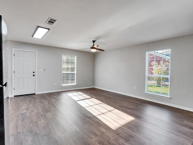 Building Photo - 326 S Bell Dr