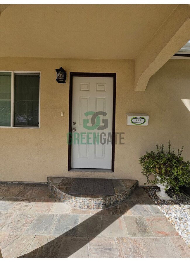 Building Photo - AVAILABLE NOW!! 3 Bedroom 2 Bath Home in Tracy!